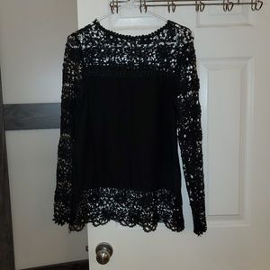 Collar laced, along with the bottom and sleeves.